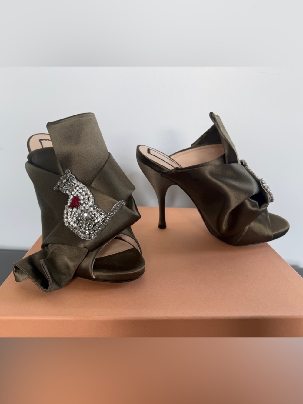 New NIB No 21 Olive Green Satin crystals cats high heels shoes Mules 37.5 7.5